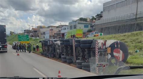 Caminh O Tanque Cido Sulf Rico Tomba E Interdita H Mais De