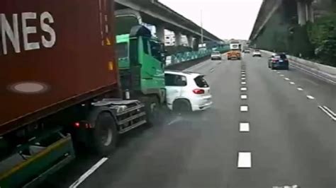 新聞 有片／國道一死車禍影像曝 女駕駛疑跨越雙白線變換車道 看板 Gossiping Mo Ptt 鄉公所