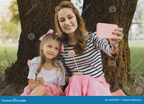 Moderne Houdende Van Moeder Die Selfie Met Leuke Dochter Maken Stock