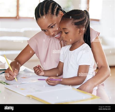 Une Jeune Mère Afro Américaine Aide Sa Fille à Faire Ses Devoirs à La