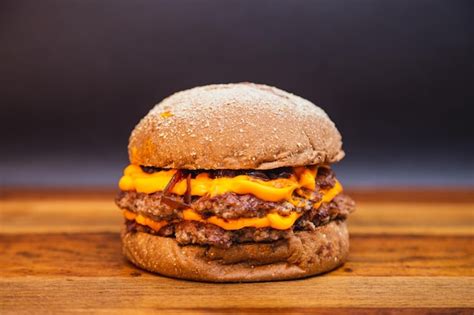 Deliciosa Hamburguesa Doble De Ternera Con Queso Cheddar Y Cebolla