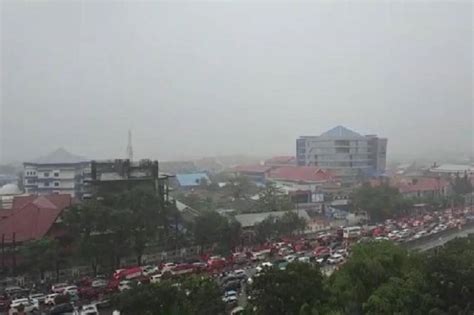 Dikepung Banjir Begini Kondisi Macet Parah Kota Makassar Dilihat Dari