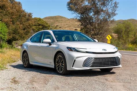 Review Toyota Camry Hybrid Blends Into The Background