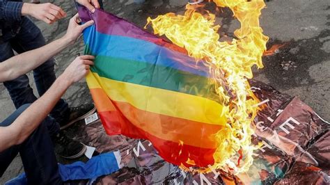 Dan A Os De C Rcel A Vato Que Quem Bandera Lgbti