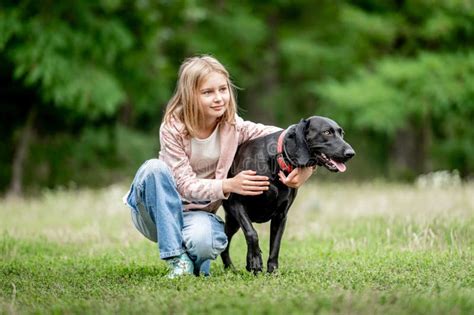 Chica Con Perro Recuperador De Oro En La Naturaleza Imagen De Archivo