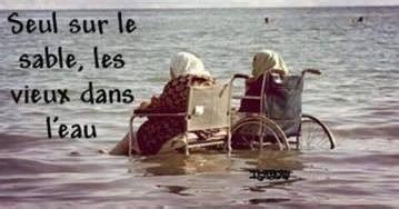 Seul Sur Le Sable Les Vieux Dans L Eau Fauteuil Roulant Meme Image