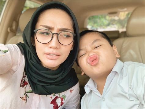 Potret Lita Masterchef Dengan Anak Cowoknya Lengket