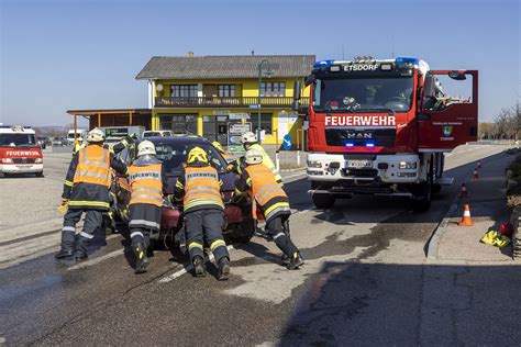 Freiwillige Feuerwehr Krems Donau Sittendorf Pkw Gegen Hausmauer