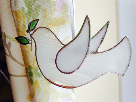 Stained Glass Peace Dove Suncatcher Hanging Decoration T Etsy Pájaros De Vidrio De Color