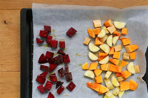 Kleurrijke Herfstsalade Met Pompoen Biet Wortel En Peterseliedressing