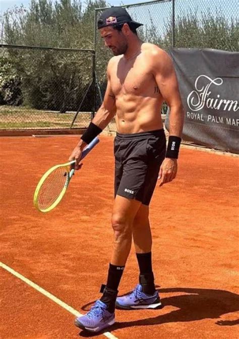 Matteo Berrettini Torna In Campo Senza Maglietta E In Pantaloncini