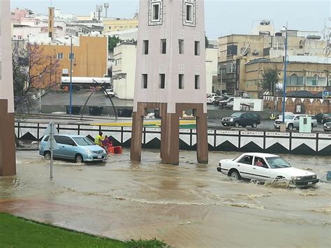 عدسة عكاظ ترصد تأثر حركة السير في أبها جراء الأمطار أخبار السعودية