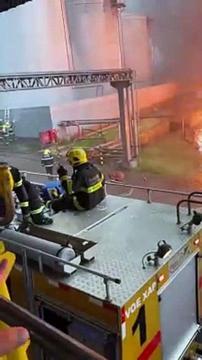 Imagens impressionantes mostram dimensão de incêndio em depósito de