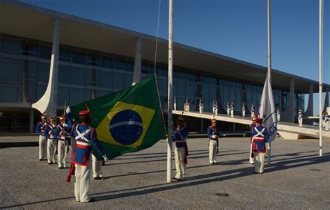 Hasteamento E Arria O Solene Da Bandeira Nacional Gabinete De