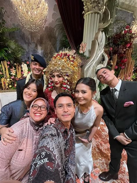 Potret Kedekatan Prilly Latuconsina Dan Omara Esteghlal Momen Manis Disorot Hot Liputan