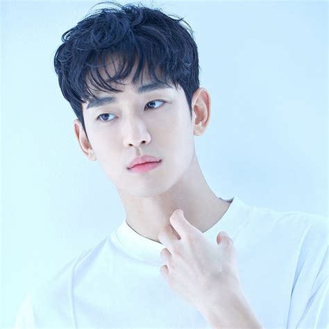 김수현 청량카리스마 오가는 새 프로필 공개 여심 강탈 비주얼 pickcon