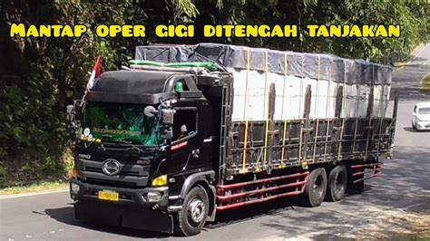 Truk Tronton Hino Muatan Berat Dan Tinggi Oper Gigi Di Tengah Tanjakan