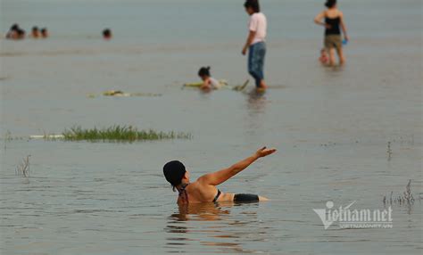 U50 diện bikini khoe dáng dưới chân cầu Vĩnh Tuy