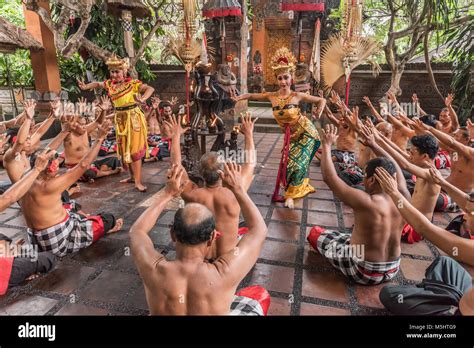 Ubud Feuertanz Fotos Und Bildmaterial In Hoher Aufl Sung Alamy