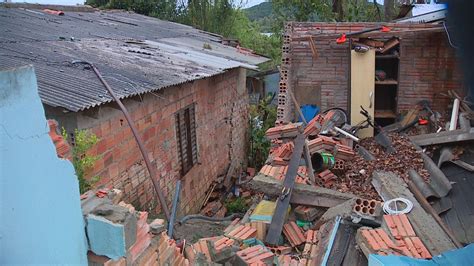 Temporal causa falta de luz destelha casas e prejudica trânsito no RS