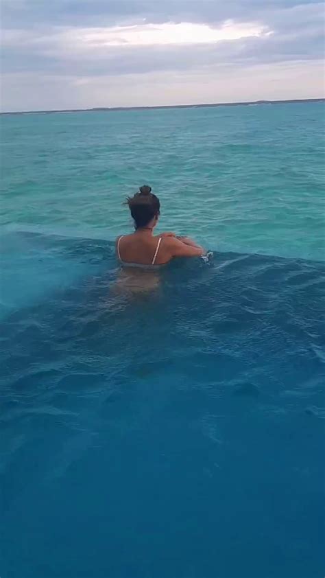 malaika arora new sizzling photos in bikini gone viral on instagram 50ರ ಹರಯ ಮದಲ ಡವರಸ