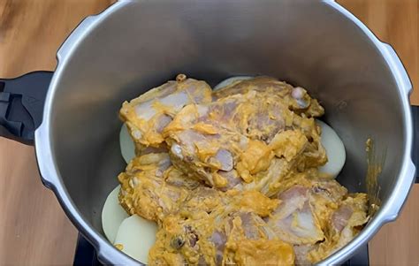 Sobrecoxa De Frango Na Panela De Pressão Fica Pronta Em 15 Minutos E é Uma Delícia