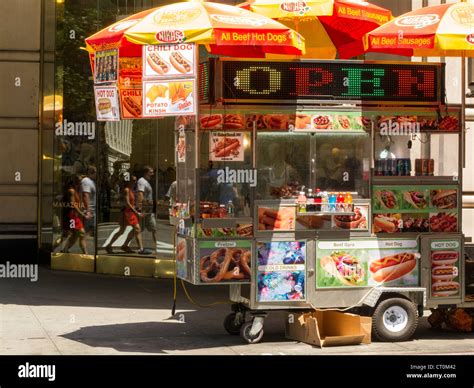 Sidewalk Hot Dog Vendor Nyc Stock Photo Alamy