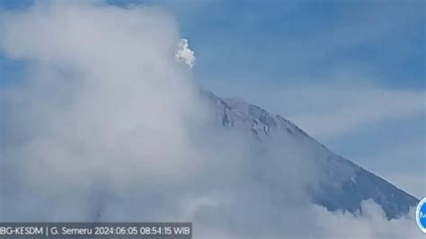 Gunung Semeru Tiga Kali Erupsi Jumat Hari Ini Tinggi Letusan Hingga