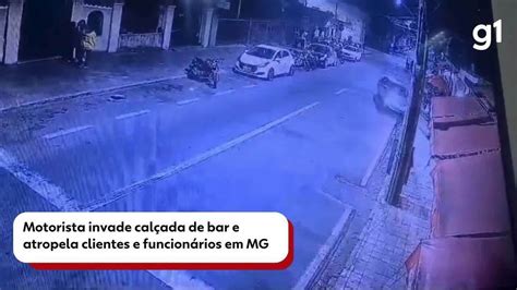 Motorista invade calçada de bar e atropela clientes e funcionários em