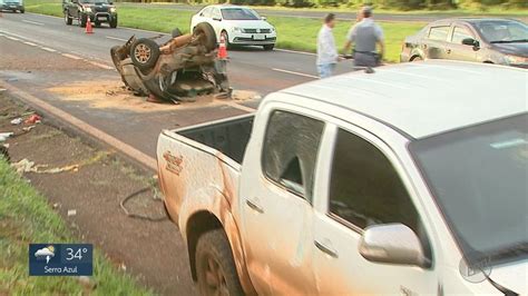 Tr S Ficam Feridos Ap S Carro Ser Atingido Por Caminhonete E Capotar Em