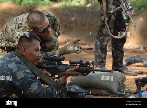 Marine Gives weapons advice soldier Stock Photo - Alamy