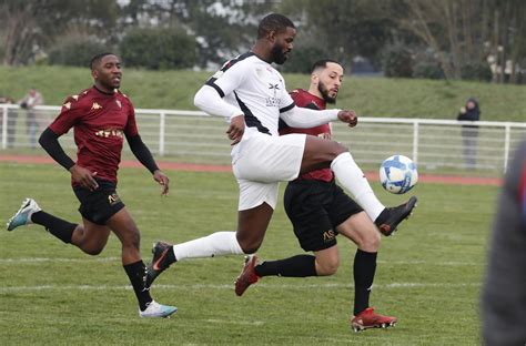 Football R Les La Rochelle Remporte Le Derby Sur Le Terrain De L