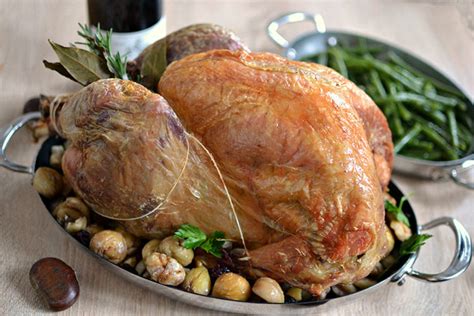 Dinde de Noël aux marrons au four la recette gastronomique pour le