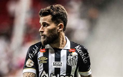 Após ficar fora dos planos do Santos Lucas Lima é anunciado como