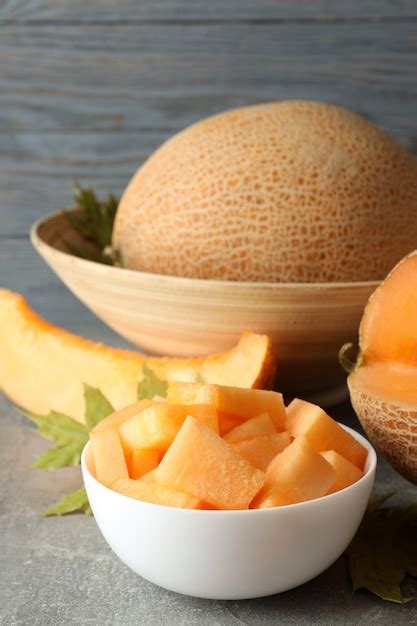 Concepto de comida fresca con melón en mesa con textura gris Foto Premium