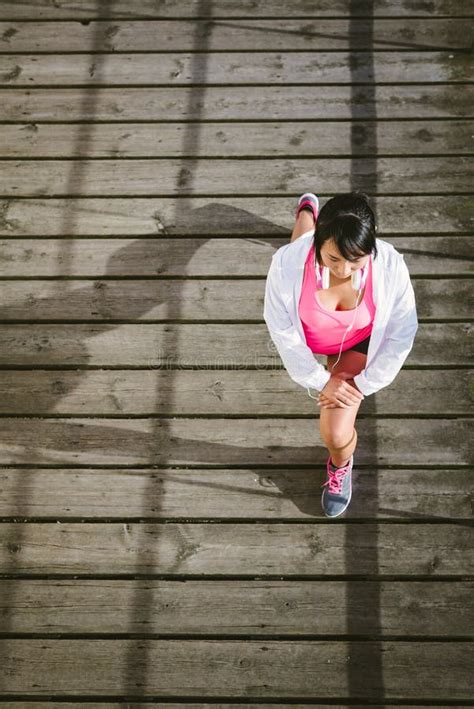 Atleta De Sexo Femenino Joven Que Estira Antes De Correr Foto De