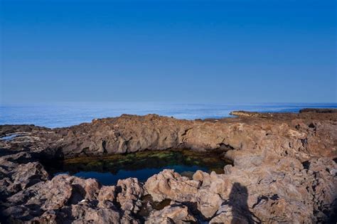 La Playa De Lava De Linosa Llamada Piscine Sicily Foto Premium