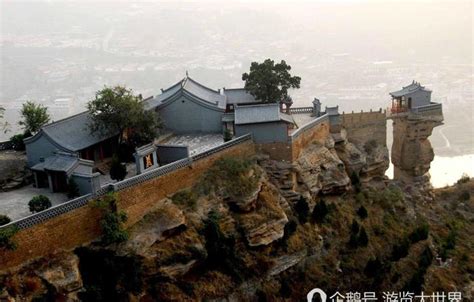 这座寺庙建在三面悬崖的峰顶 无法想象建造过程