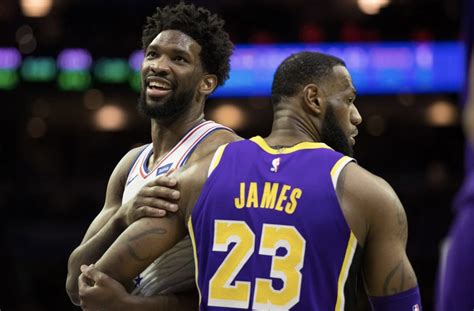 Lebron James Tape Su Poing Sur La Table Pour Joel Embiid