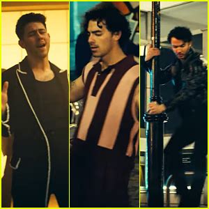 Jonas Brothers Show Off Some Dance Moves In New Waffle House Music