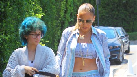 Jennifer Lopez Presenta A Su Hija Emme Usando Pronombres Ellos Ellos