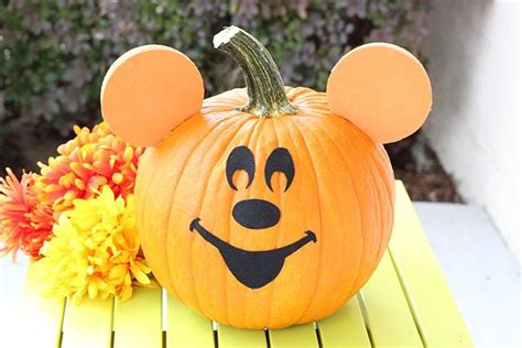 DIY Mickey Mouse Pumpkin | Cutefetti