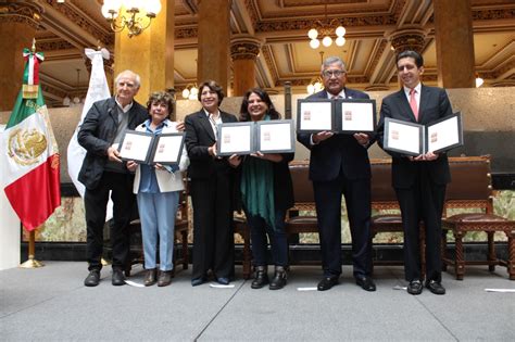 Emiten SEP y Correos de México estampilla postal en homenaje a maestras