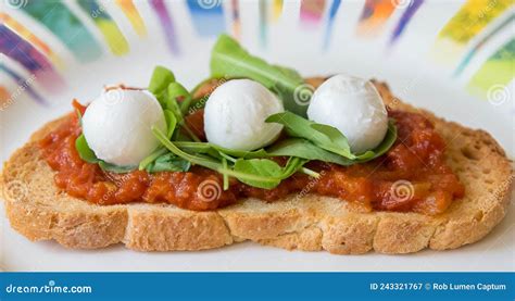 Bruschetta Pan Tostado Con Tomate Mozzarella Y Rucola Imagen De Archivo