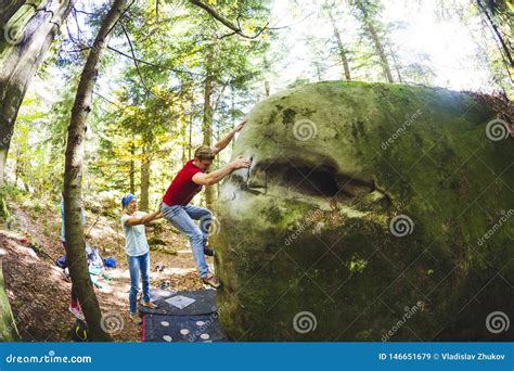 Bouldering In Nature Stock Image Image Of Determination 146651679