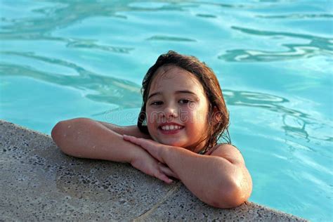 Fille Heureuse Dans La Piscine Photo Stock Image Du Multiracial