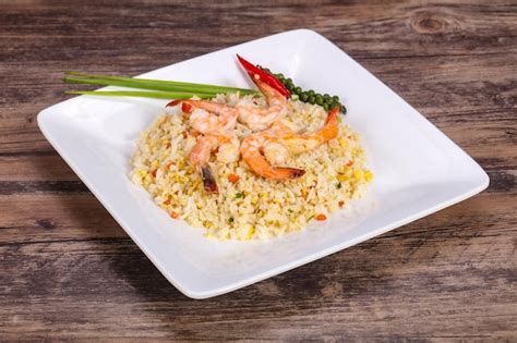 Riz sauté aux crevettes à la thaïlandaise Photo Premium