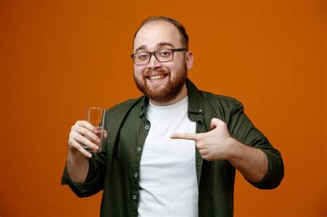 Hombre Barbudo Con Ropa Informal Con Gafas Sosteniendo Un Vaso De Agua