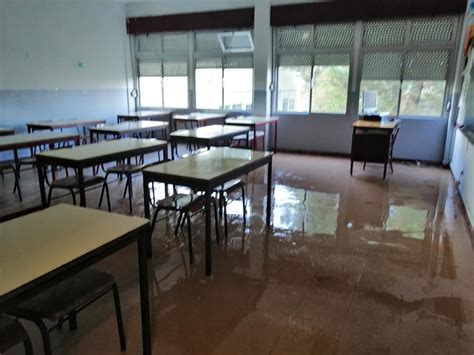 Imagens mostram a Escola Básica de Aranguez as salas alagadas