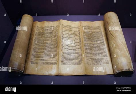 Manuscrito Hebreo Tor Rollo De Los Primeros Cinco Libros De La Biblia